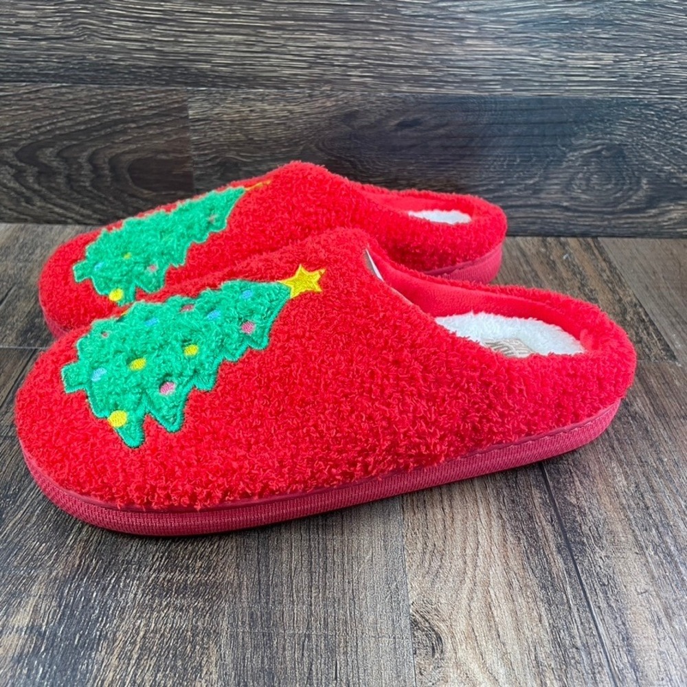 NWT Muk Luks Women's Christmas Tree Red Fuzzy Scuff Slippers Size M 7-8 Cozy